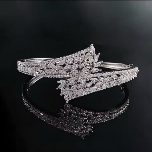 - Gorgeous cuff silver plated Swarovski elements bracelet - Picture 1 of 12